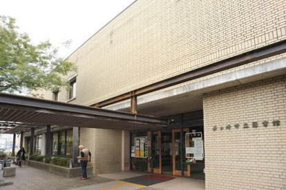 茅ケ崎市立図書館の画像1