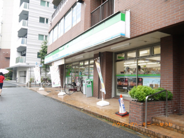 ファミリーマート 王子明治通り店の画像2