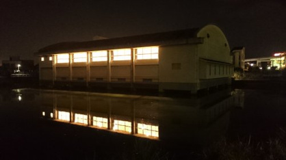 池に浮遊する体育館‥の画像5