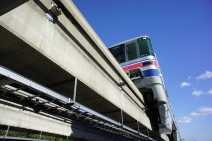 大阪モノレールが頭をかすめる歩道橋#1の画像1