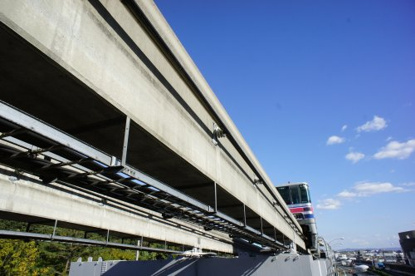 大阪モノレールが頭をかすめる歩道橋#1の画像2