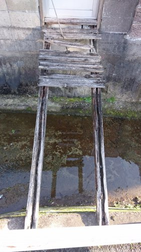 崩落寸前の橋の画像