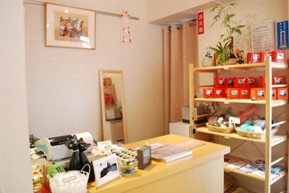 暖色系ライトと観葉植物の暖かみのある店内♪ キャットカフェ キャテリアム の画像2