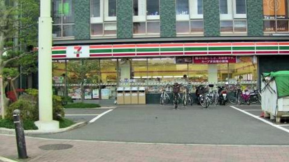 セブンイレブンではnanacoカードを使ってお買い物をすると、ポイント加盟店でのお買上げ100円(税抜)につき1ポイントが貯まります。貯まったポイントは電子マネーに交換できます。 セブンイレブン 宇治槇島本屋敷店の画像1