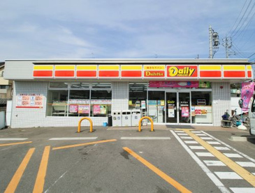 デイリーヤマザキの店内ではパンの調理を行っている店舗があります。また、2週間に1度5~10種類の新しいパンを作ってしており、店内で調理されているパンの種類も多めです。 デイリーヤマザキ 城陽平川店の画像1