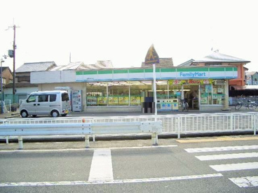 「あなたとコンビに、ファミリーマート」でおなじみのコンビニ、ファミリーマート。
ファミリーマートはファミマという愛称で親しまれているコンビニです。ファミリーマートコレクションには、お菓子やアイスといった食品だけに及ばず、洗剤やトイレットペーパーといった生活用品まで幅広い商品の種類があり、それが特徴といえるでしょう。◆会員カードは「ファミマTカード」 ファミリーマート 城陽枇杷庄店の画像1