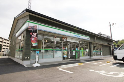 「あなたとコンビに、ファミリーマート」でおなじみのコンビニ、ファミリーマート。
ファミリーマートはファミマという愛称で親しまれているコンビニです。ファミリーマートコレクションには、お菓子やアイスといった食品だけに及ばず、洗剤やトイレットペーパーといった生活用品まで幅広い商品の種類があり、それが特徴といえるでしょう。◆会員カードは「ファミマTカード」 ファミリーマート 伏見小栗栖店の画像1