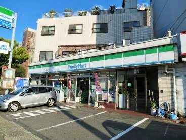 「あなたとコンビに、ファミリーマート」でおなじみのコンビニ、ファミリーマート。
ファミリーマートはファミマという愛称で親しまれているコンビニです。ファミリーマートコレクションには、お菓子やアイスといった食品だけに及ばず、洗剤やトイレットペーパーといった生活用品まで幅広い商品の種類があり、それが特徴といえるでしょう。◆会員カードは「ファミマTカード」 ファミリーマート 堀池石田店の画像1