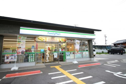 「あなたとコンビに、ファミリーマート」でおなじみのコンビニ、ファミリーマート。
ファミリーマートはファミマという愛称で親しまれているコンビニです。ファミリーマートコレクションには、お菓子やアイスといった食品だけに及ばず、洗剤やトイレットペーパーといった生活用品まで幅広い商品の種類があり、それが特徴といえるでしょう。◆会員カードは「ファミマTカード」 ファミリーマート 伏見日野西風呂店の画像1