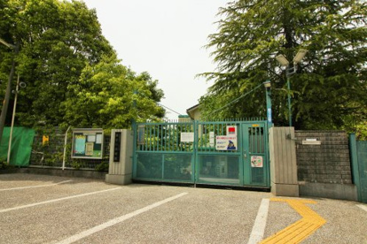 あさひ保育園は仏徳山(大吉山)に、宇治川(塔の島)にと、お散歩にこと欠かない大自然に囲まれた静かな住宅地域にあり、近隣の方々には活気のある子どもの声に癒されるし、運動会の練習にも日々太鼓の音が揃っていくのも楽しいと言って頂けるやさしさに包まれた環境の中にある保育園です あさひ保育園の画像1