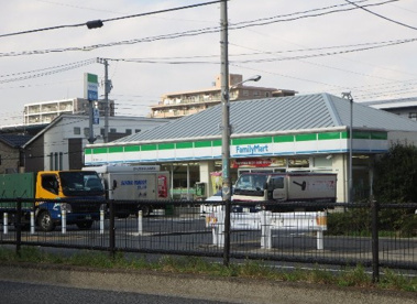 ファミリーマート春江町四丁目店の画像1
