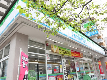  ファミリーマート本八幡駅南口店の画像1