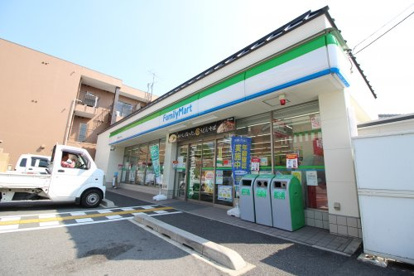 「あなたとコンビに、ファミリーマート」でおなじみのコンビニ、ファミリーマート。
ファミリーマートはファミマという愛称で親しまれているコンビニです。ファミリーマートコレクションには、お菓子やアイスといった食品だけに及ばず、洗剤やトイレットペーパーといった生活用品まで幅広い商品の種類があり、それが特徴といえるでしょう。◆会員カードは「ファミマTカード」 ファミリーマート 京都薬科大学前店の画像1