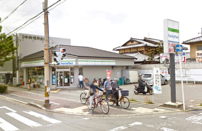 「あなたとコンビに、ファミリーマート」でおなじみのコンビニ、ファミリーマート。
ファミリーマートはファミマという愛称で親しまれているコンビニです。ファミリーマートコレクションには、お菓子やアイスといった食品だけに及ばず、洗剤やトイレットペーパーといった生活用品まで幅広い商品の種類があり、それが特徴といえるでしょう。◆会員カードは「ファミマTカード」 ファミリーマート北野白梅町店の画像1