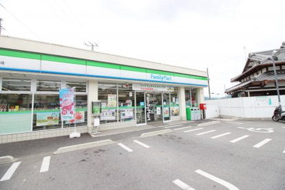 「あなたとコンビに、ファミリーマート」でおなじみのコンビニ、ファミリーマート。
ファミリーマートはファミマという愛称で親しまれているコンビニです。ファミリーマートコレクションには、お菓子やアイスといった食品だけに及ばず、洗剤やトイレットペーパーといった生活用品まで幅広い商品の種類があり、それが特徴といえるでしょう。◆会員カードは「ファミマTカード」 ファミリーマート大津黒津店の画像1