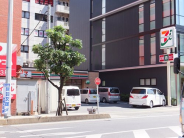 セブン−イレブン新越谷駅前通り店の画像1