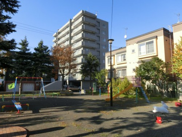 富丘東4公園は住宅街に囲まれていて、不審者が出没しにくいので、子供を安心させて遊ばせることができます!! 富丘東4公園の画像4