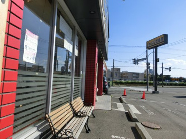 麺や虎鉄 手稲店の前にはベンチがあり、天気が良い日には休憩スペースとして使われています。 麺や虎鉄 手稲店の画像2