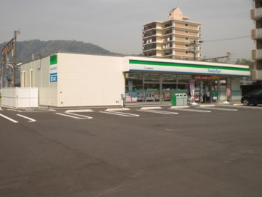 ファミリーマートＪＲ亀川駅前店の画像1