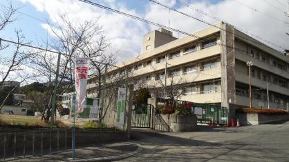 箕面市立萱野東小学校の画像1
