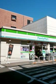 ファミリーマート世田谷二丁目店の画像1