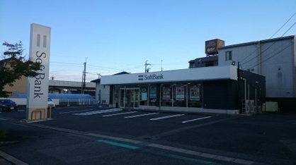 ソフトバンク愛環梅坪駅前の画像1