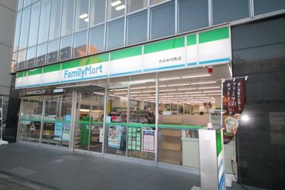 ファミリーマート 市谷本村町店の画像1