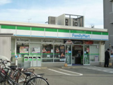 ファミリーマート 桜本町駅前店