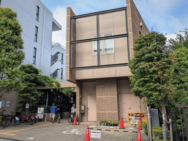千駄木・団子坂上のすぐそば、森鷗外記念館近くに立地しています。文京区立汐見地域活動センターの施設内に「本郷図書館」が併設されています。 文京区立本郷図書館の画像1