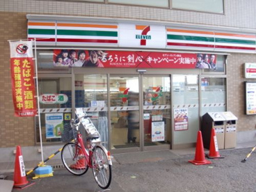 セブンイレブン 十三駅東口店の画像1