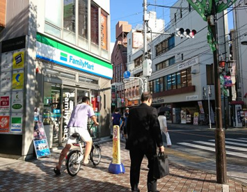 ファミリーマート国立駅南口店の画像1