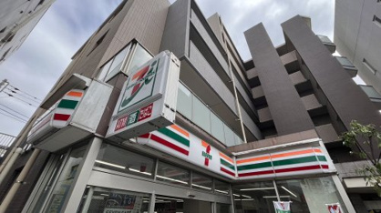 セブン-イレブン調布布田駅前店の画像1