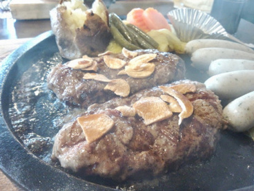 肉汁がほとばしる!白ナプキンで服を汚さないようにするんです♪ ウッドストックの画像2