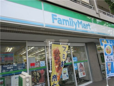ファミリーマート鹿浜二丁目店の画像1