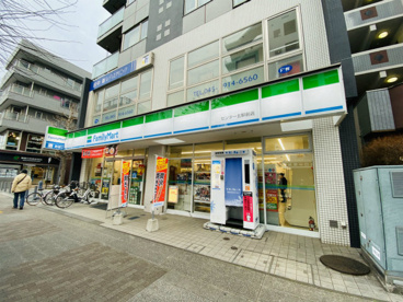 ファミリーマート センター北駅前店の画像1