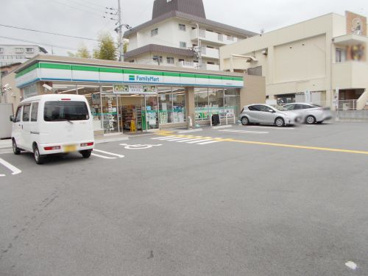 ファミリーマート 豊中東泉丘店の画像1