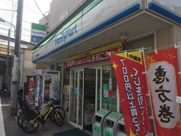 ファミリーマート南新宿駅前店の画像1