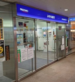 みずほ銀行 阪急梅田支店の画像1
