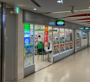 ファミリーマート 大阪駅前第四ビル店の画像1