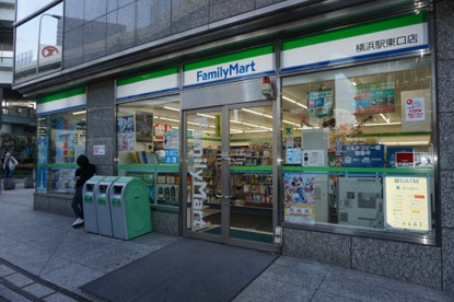 ファミリーマート横浜駅東口店の画像1