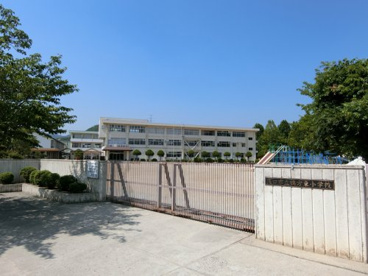 鴨方東小学校の画像1