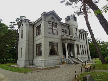 今村敬輔が設計した洋館(私設図書館)は、大正11年(1922年)の竣工で、秋田県内で最初の鉄筋コンクリート造建築物で、平成29年(20017年)に「旧池田家住宅洋館」の名称で国の重要文化財に指定された。 旧池田氏庭園の画像1