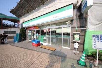 ファミリーマート 秋川駅前店の画像1