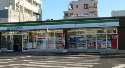 ファミリーマート六会日大駅前店の画像1