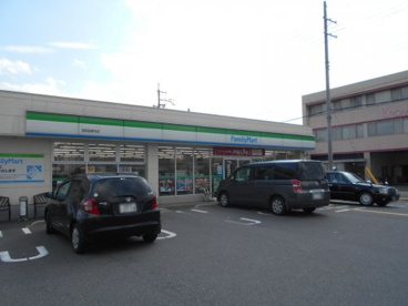 ファミリーマート 新田辺草内店の画像1