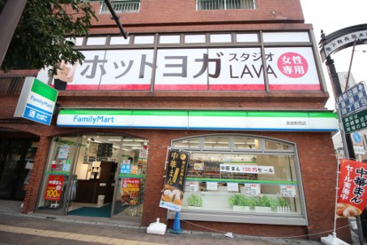 ファミリーマート長居駅西店の画像1
