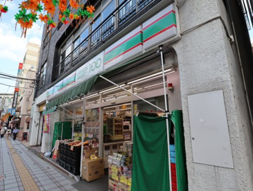 ローソンストア100 LS梅島駅前店の画像1