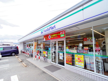 ファミリーマート 奈良鶴舞東町店の画像1