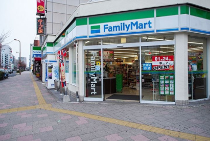 ファミリーマート 明石駅南店の画像1