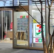 セブンイレブン 阪急山田駅前店の画像1